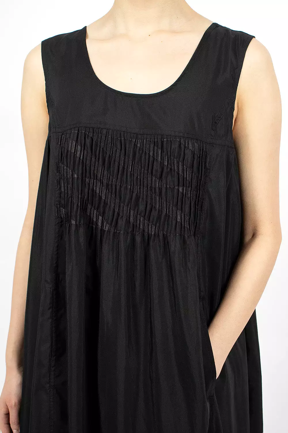 Sleeveless Pleated Embroidery Dress Black